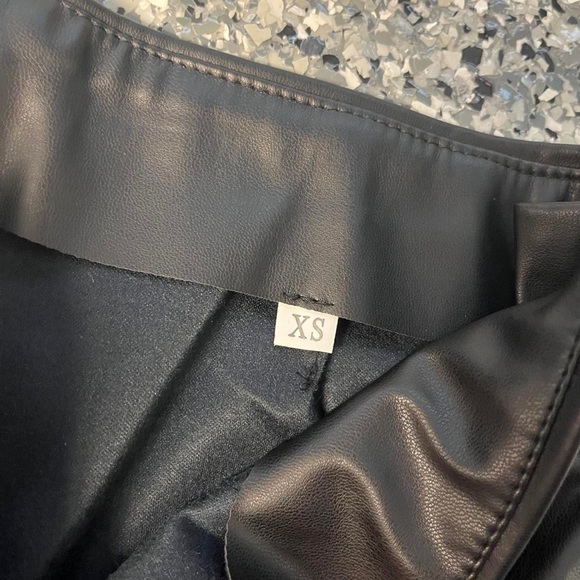 FAUX LEATHER PANTS🖤 - Picture 2 of 4